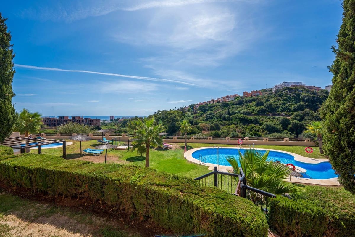 2 bedroom Apartment for sale in La Duquesa / Puerto de la Duquesa with pool garage - € 299,000 (Ref: 10094925)