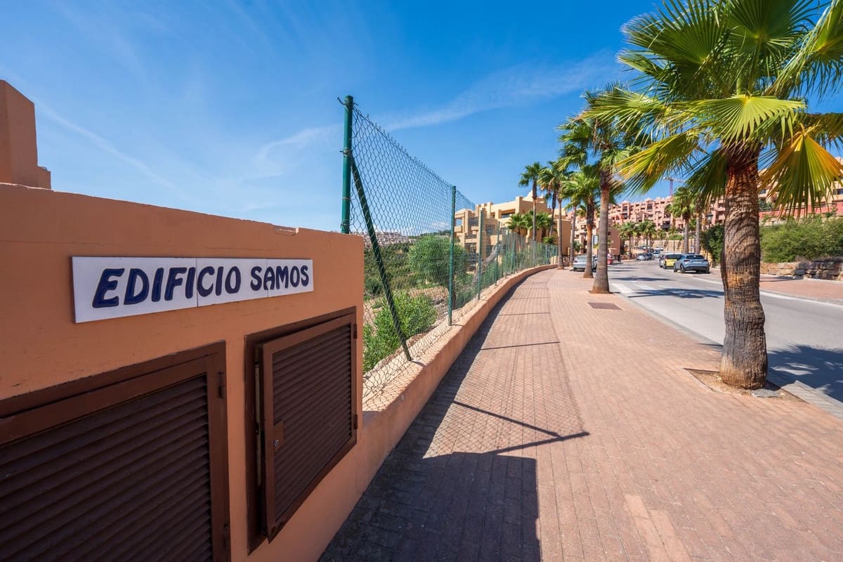 2 bedroom Apartment for sale in La Duquesa / Puerto de la Duquesa with pool garage - € 299,000 (Ref: 10094925)