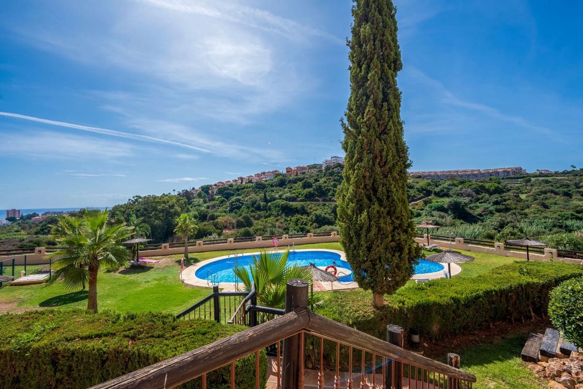 2 bedroom Apartment for sale in La Duquesa / Puerto de la Duquesa with pool garage - € 299,000 (Ref: 10094925)