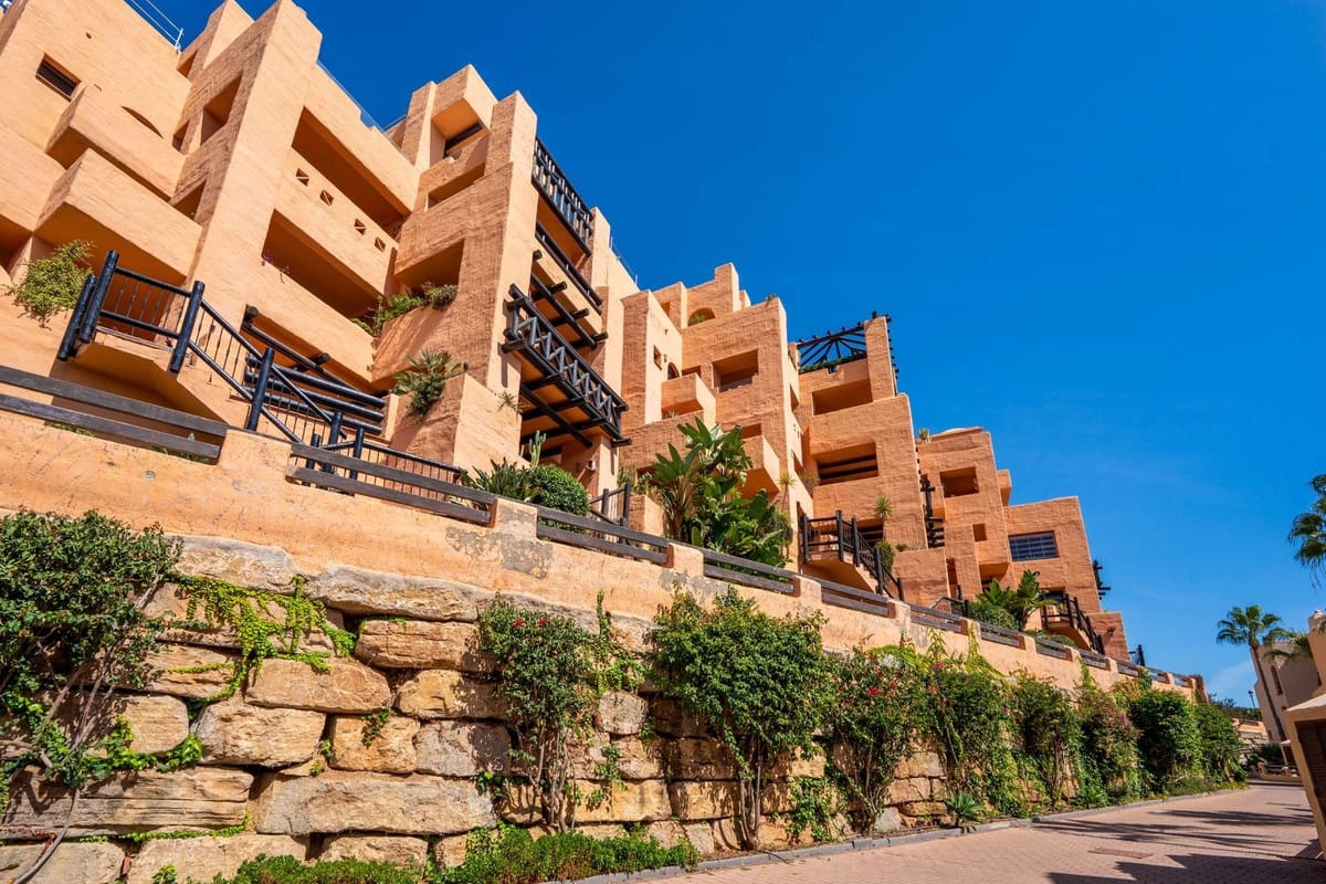 2 bedroom Apartment for sale in La Duquesa / Puerto de la Duquesa with pool garage - € 299,000 (Ref: 10094925)