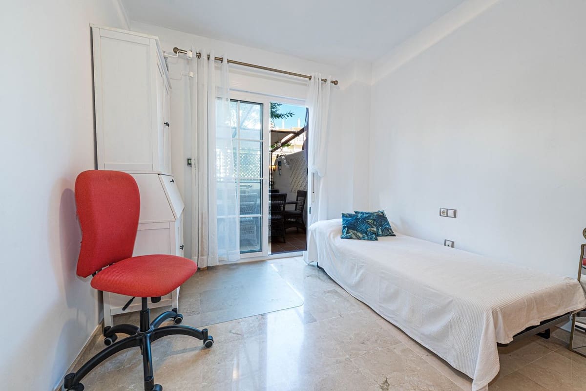 2 Zimmer Apartment zu verkaufen in La Duquesa / Puerto de la Duquesa mit Pool Garage - 360.000 € (Ref: 10174269)