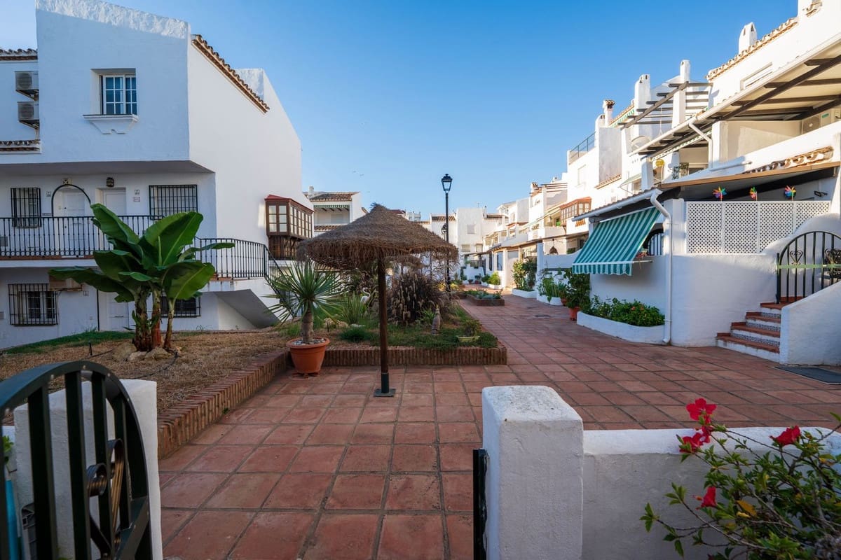 2 sovrum Lägenhet till salu i La Duquesa / Puerto de la Duquesa med pool - 310 000 € (Ref: 10174779)