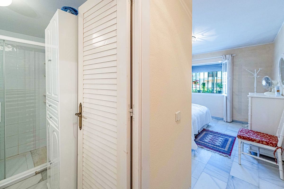 2 sovrum Lägenhet till salu i La Duquesa / Puerto de la Duquesa med pool - 310 000 € (Ref: 10174779)