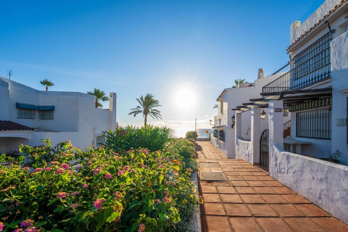 2 sovrum Lägenhet till salu i La Duquesa / Puerto de la Duquesa med pool - 310 000 € (Ref: 10174779)