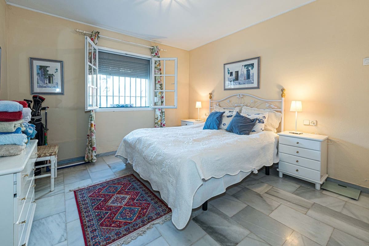 2 sovrum Lägenhet till salu i La Duquesa / Puerto de la Duquesa med pool - 310 000 € (Ref: 10174779)