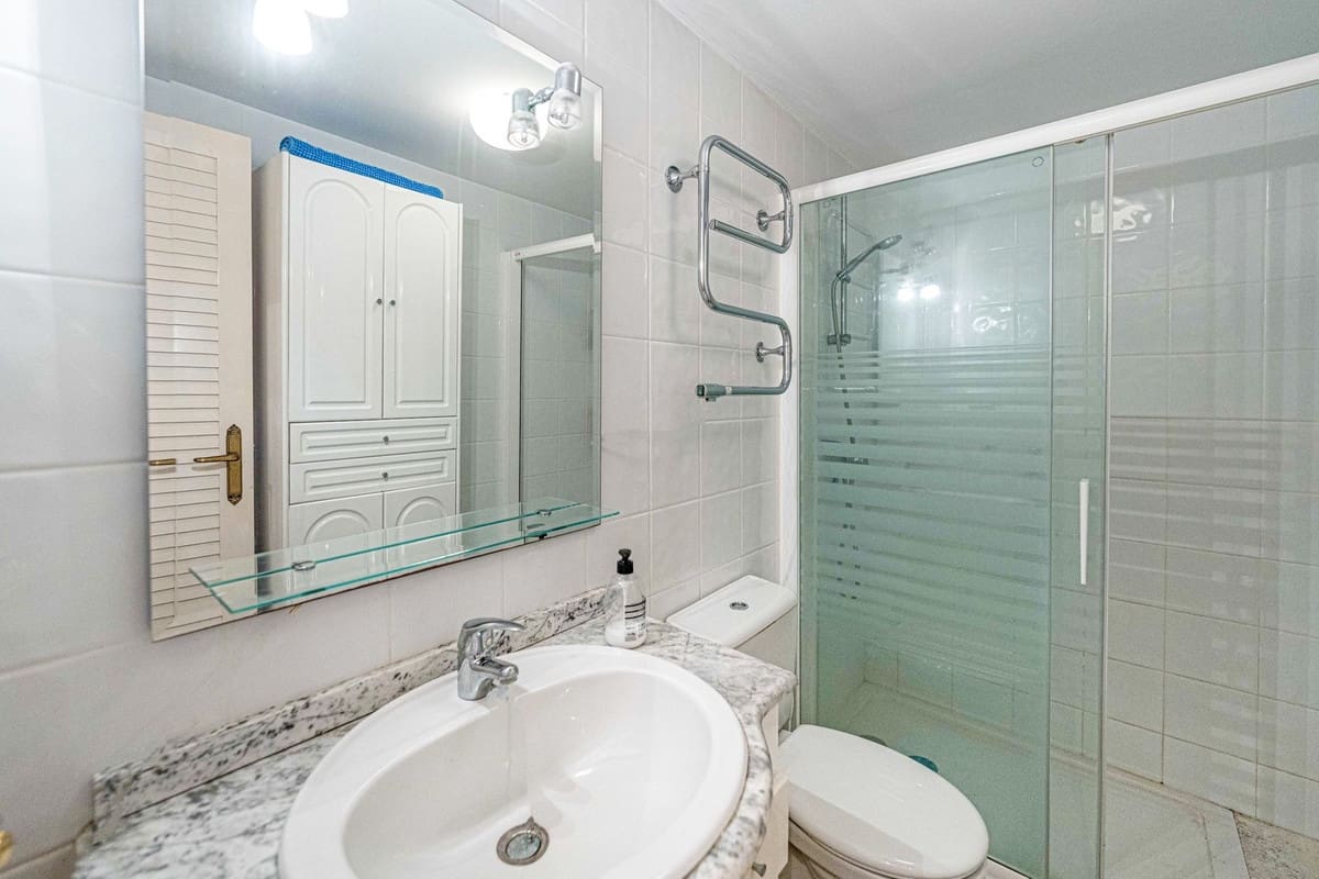 2 sovrum Lägenhet till salu i La Duquesa / Puerto de la Duquesa med pool - 310 000 € (Ref: 10174779)