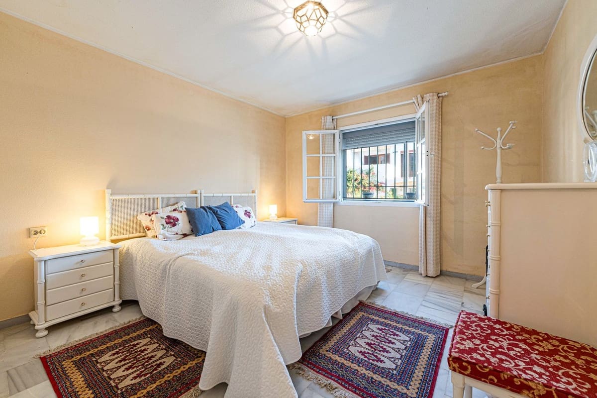 2 sovrum Lägenhet till salu i La Duquesa / Puerto de la Duquesa med pool - 310 000 € (Ref: 10174779)