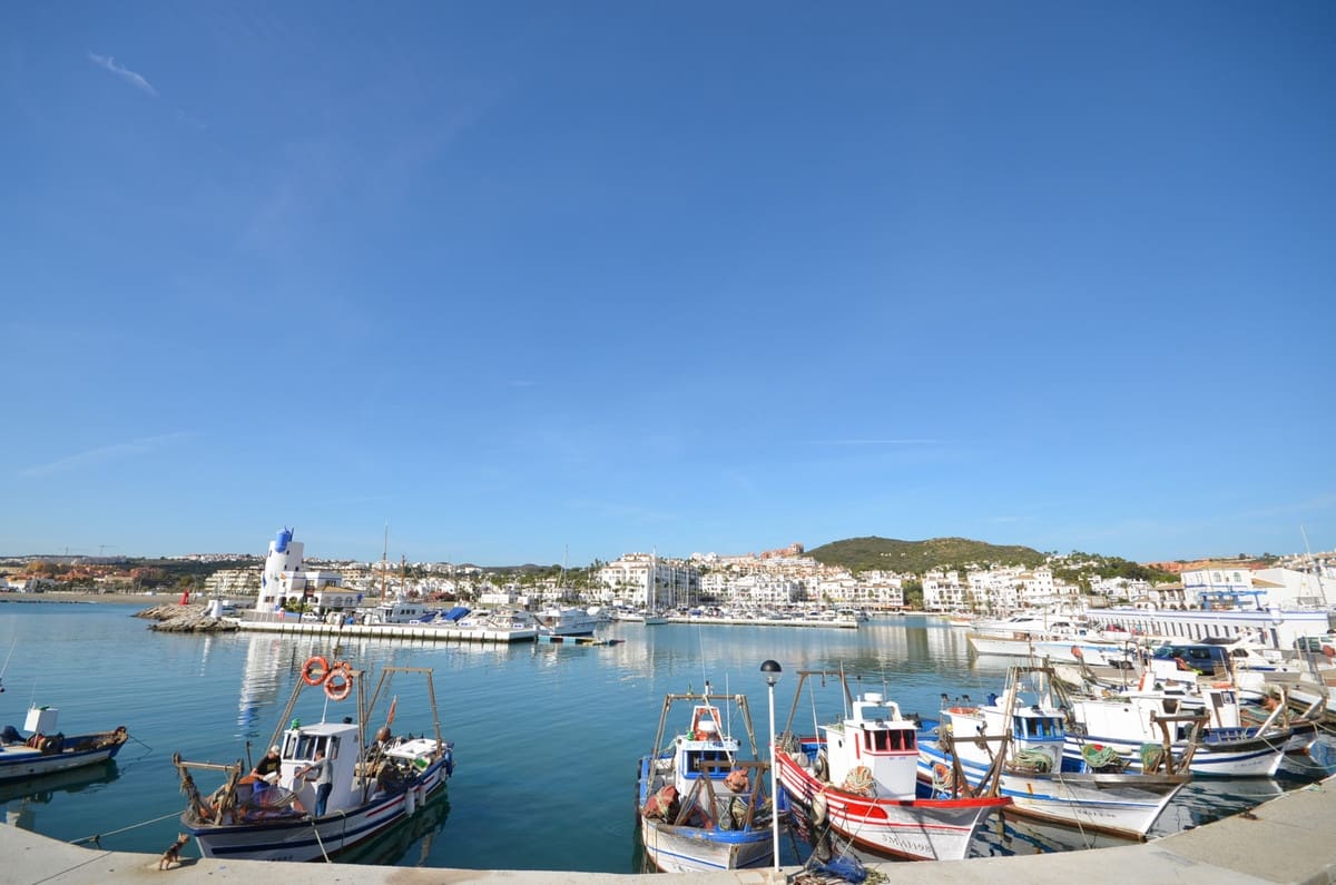 2 bedroom Apartment for holiday rental in La Duquesa / Puerto de la Duquesa with pool - € 700 (Ref: 3869663)