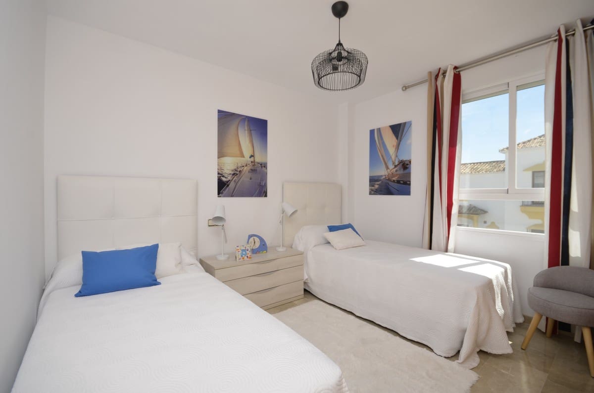 2 soveværelse Lejlighed til salg i La Duquesa / Puerto de la Duquesa med swimmingpool garage - € 329.500 (Ref: 4514750)