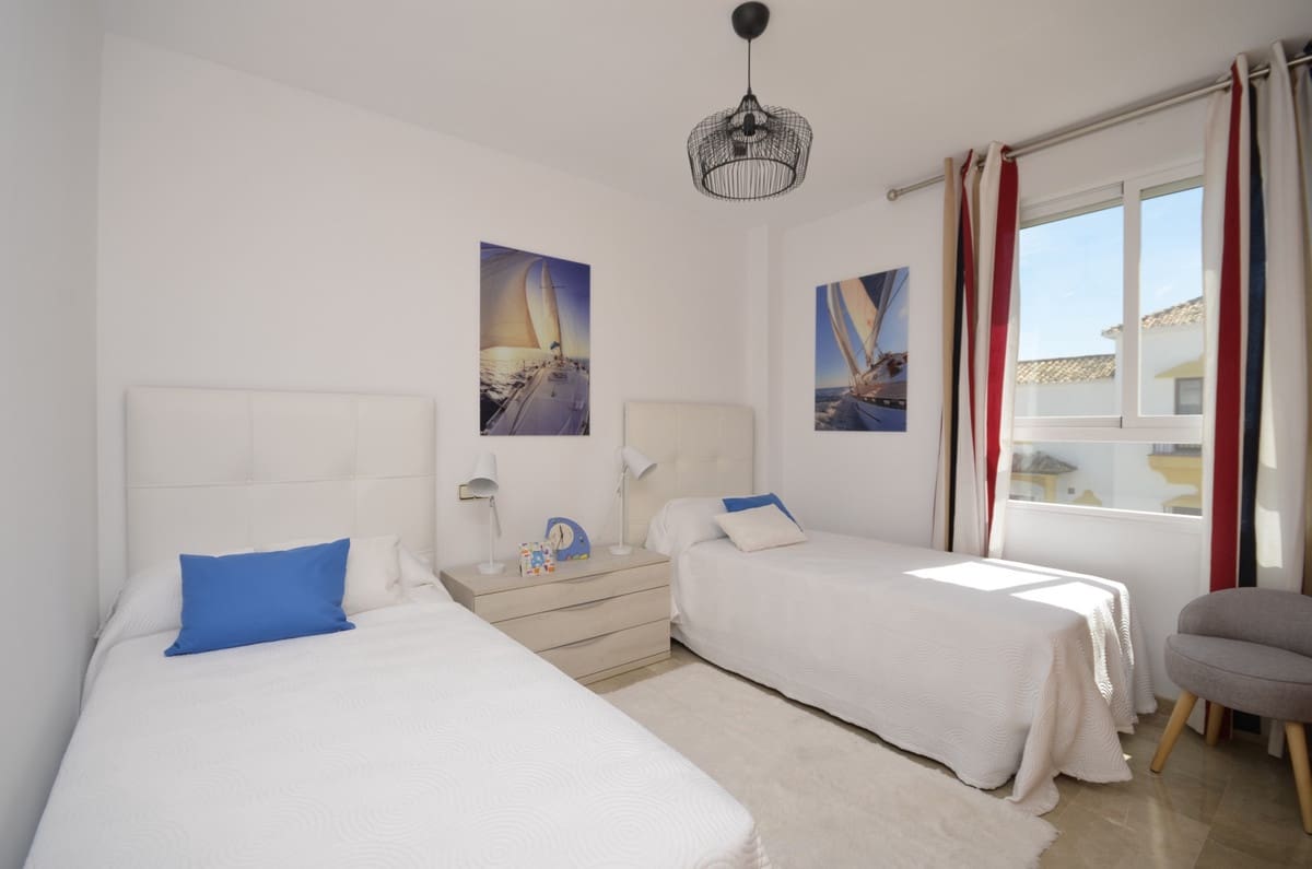 2 soverom Penthouse til salgs i La Duquesa / Puerto de la Duquesa med svømmebasseng garasje - € 439 000 (Ref: 6288281)