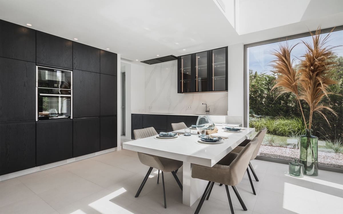 4 bedroom Villa for sale in Estepona with pool garage - € 2,775,000 (Ref: 7403501)