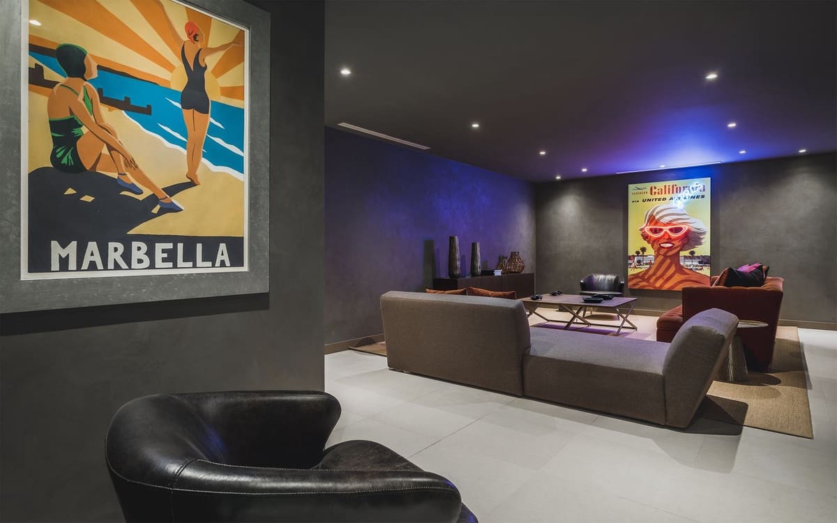 4 bedroom Villa for sale in Estepona with pool garage - € 2,775,000 (Ref: 7403501)