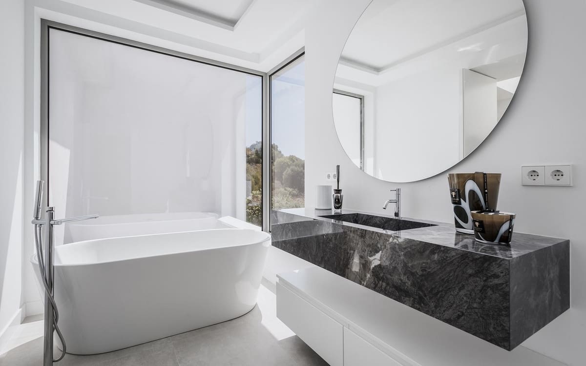 4 bedroom Villa for sale in Estepona with pool garage - € 2,775,000 (Ref: 7403501)