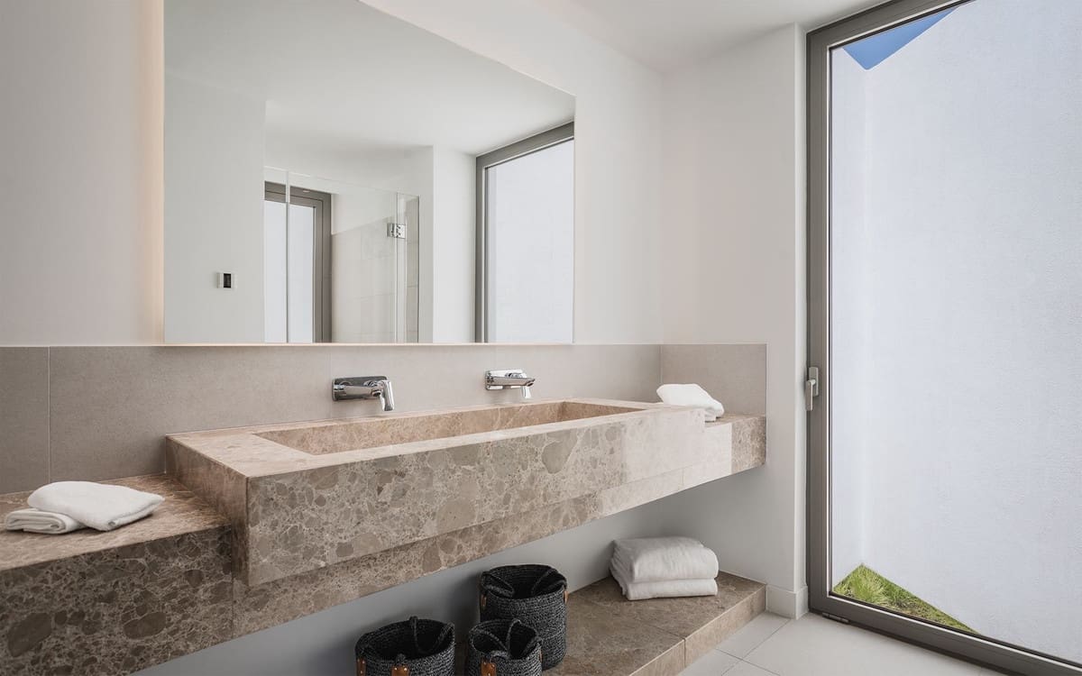 4 bedroom Villa for sale in Estepona with pool garage - € 2,775,000 (Ref: 7403501)