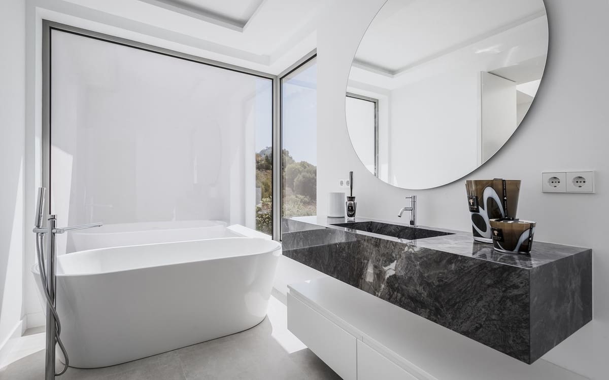 4 bedroom Villa for sale in Estepona with pool garage - € 2,775,000 (Ref: 7403501)