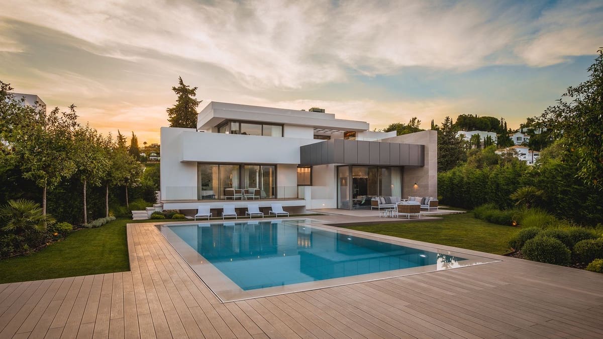 4 bedroom Villa for sale in Estepona with pool garage - € 2,775,000 (Ref: 7403501)