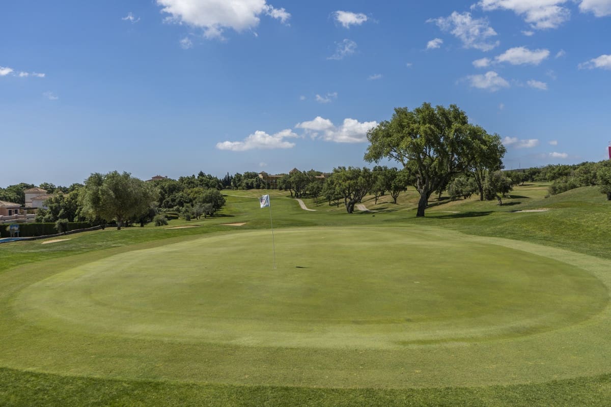 Apartamento de 3 habitaciones en Sotogrande en venta con piscina garaje - 640.000 € (Ref: 8211192)