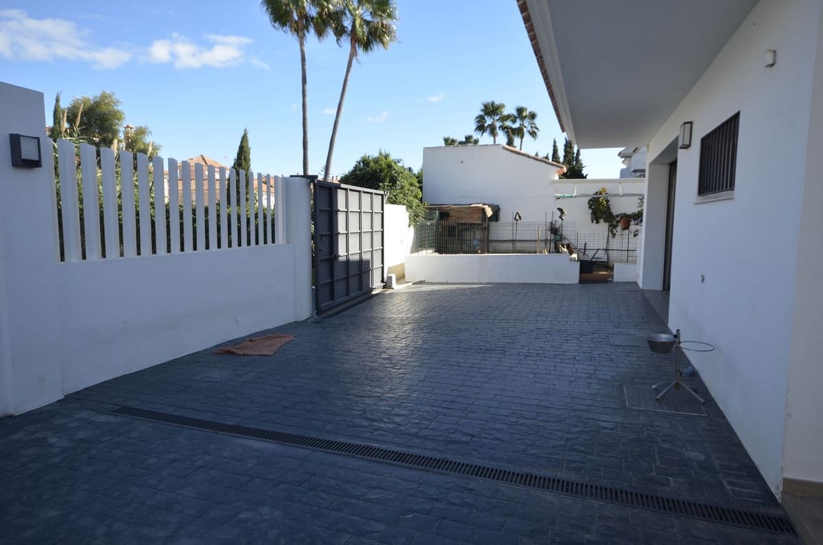 4 soverom Villa til salgs i Manilva med svømmebasseng garasje - € 1 850 000 (Ref: 8665741)