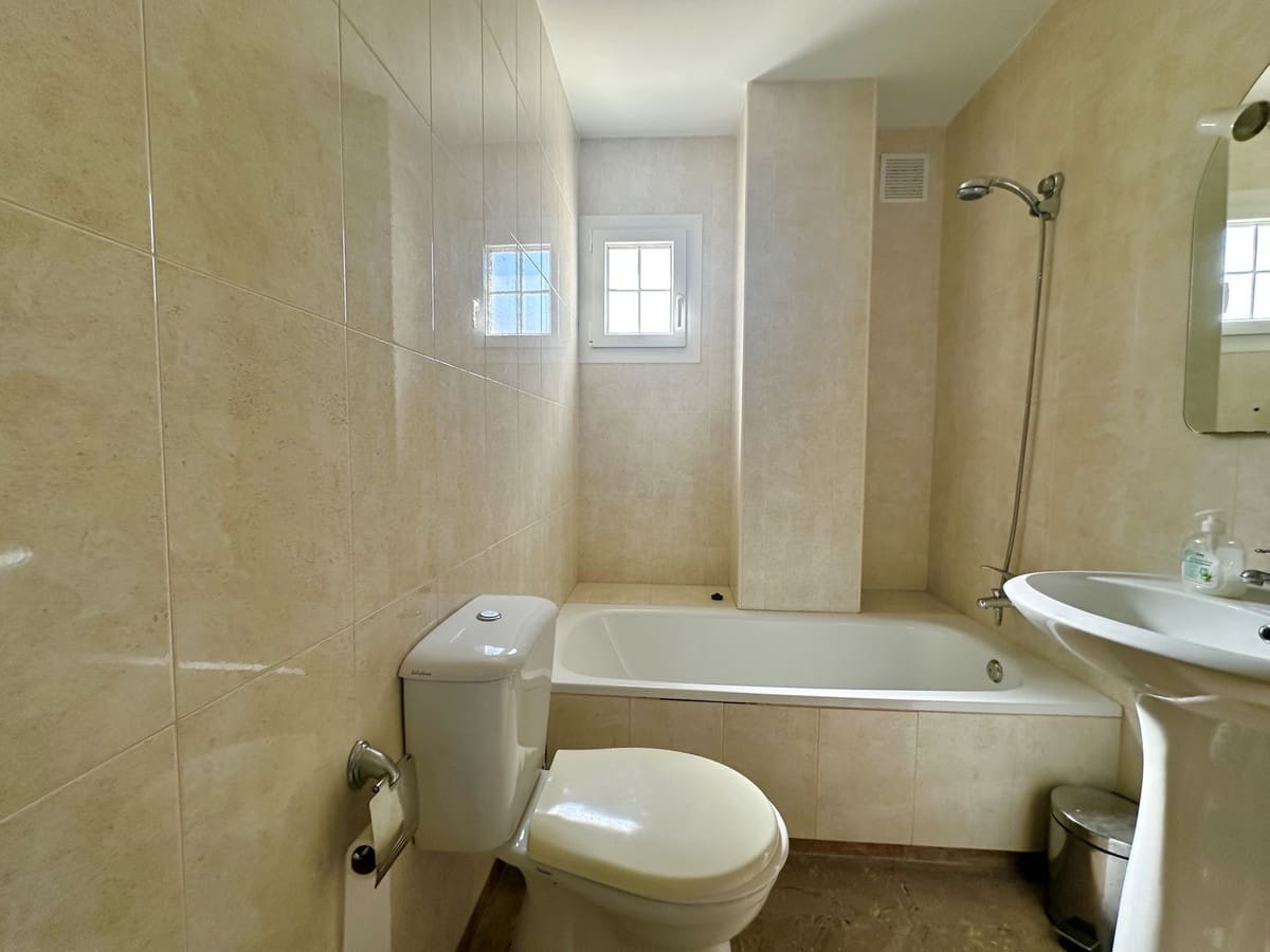 2 sypialnia Apartament na sprzedaż w La Duquesa / Puerto de la Duquesa z basenem - 199 000 € (Ref: 9132011)