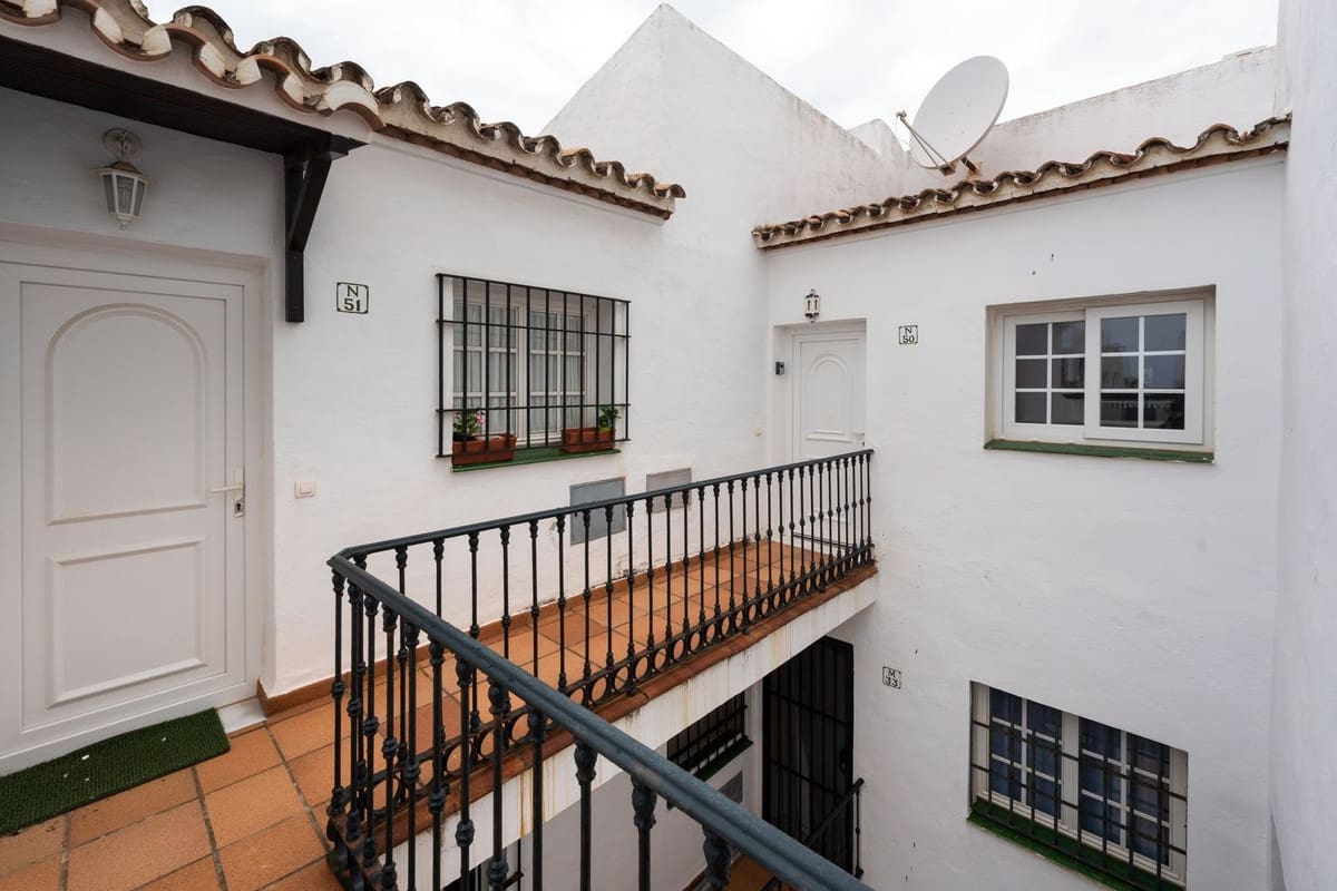 2 soverom Penthouse til salgs i La Duquesa / Puerto de la Duquesa med svømmebasseng - € 299 000 (Ref: 9135640)