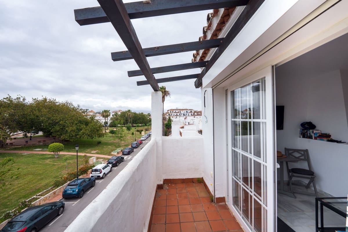 2 soverom Penthouse til salgs i La Duquesa / Puerto de la Duquesa med svømmebasseng - € 299 000 (Ref: 9135640)