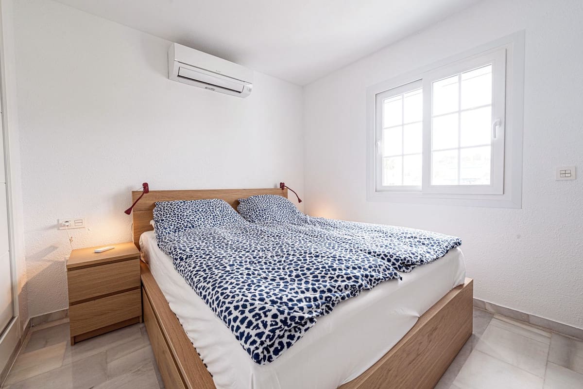 2 soverom Penthouse til salgs i La Duquesa / Puerto de la Duquesa med svømmebasseng - € 299 000 (Ref: 9135640)