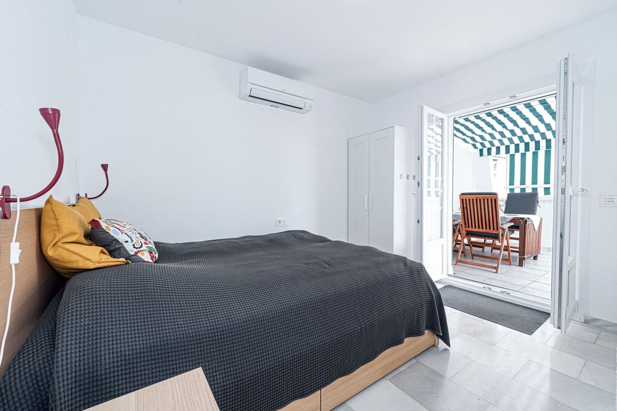 2 soverom Penthouse til salgs i La Duquesa / Puerto de la Duquesa med svømmebasseng - € 299 000 (Ref: 9135640)