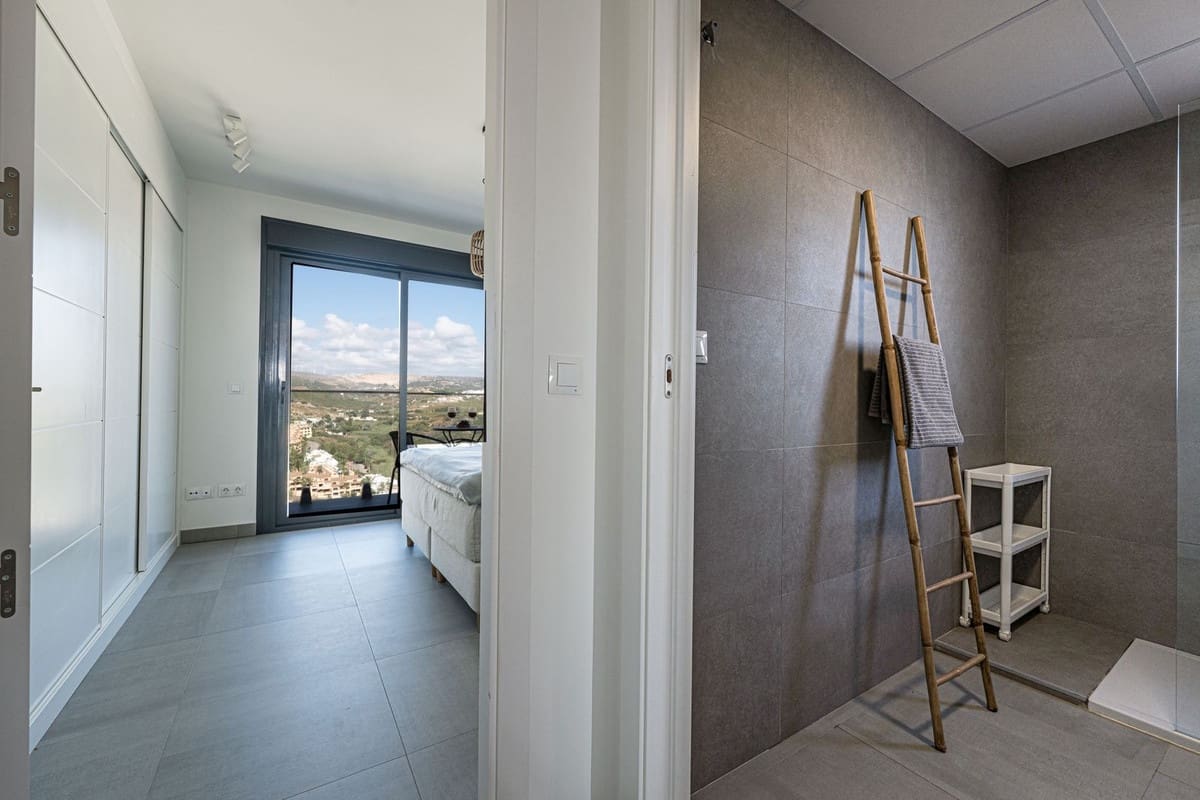 2 soveværelse Lejlighed til salg i La Duquesa / Puerto de la Duquesa med swimmingpool garage - € 359.000 (Ref: 9254056)