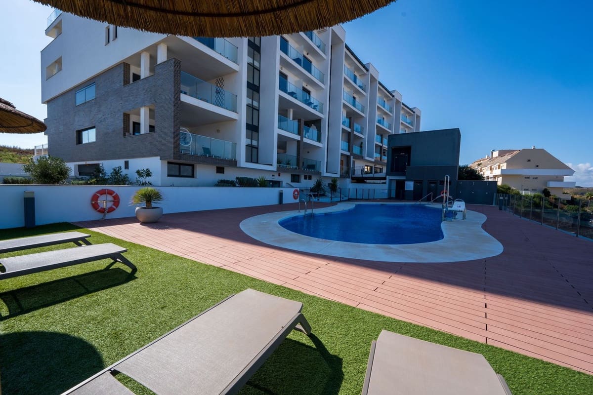 2 soveværelse Lejlighed til salg i La Duquesa / Puerto de la Duquesa med swimmingpool garage - € 359.000 (Ref: 9254056)