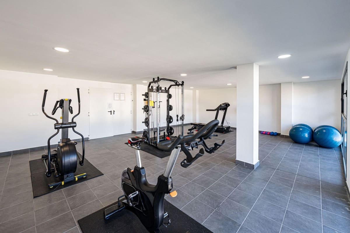 2 soveværelse Lejlighed til salg i La Duquesa / Puerto de la Duquesa med swimmingpool garage - € 359.000 (Ref: 9254056)