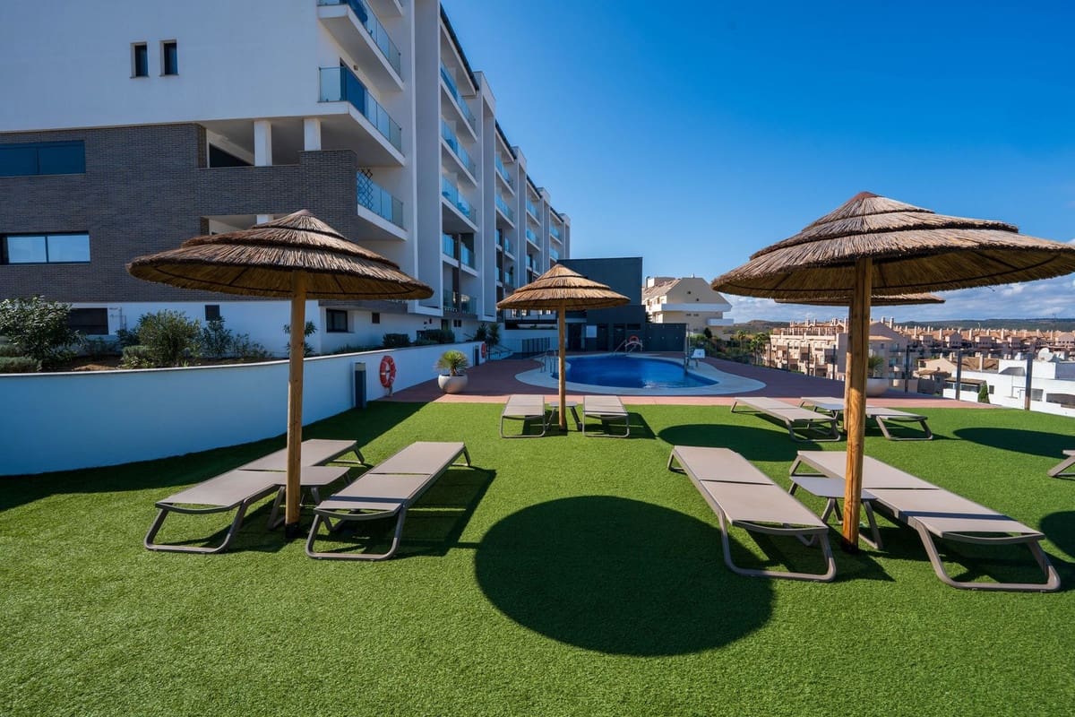 2 soveværelse Lejlighed til salg i La Duquesa / Puerto de la Duquesa med swimmingpool garage - € 359.000 (Ref: 9254056)