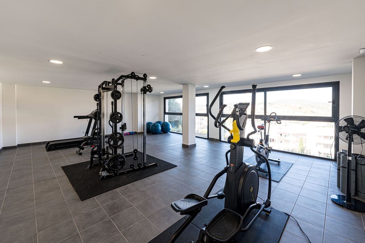 2 soveværelse Lejlighed til salg i La Duquesa / Puerto de la Duquesa med swimmingpool garage - € 359.000 (Ref: 9254056)