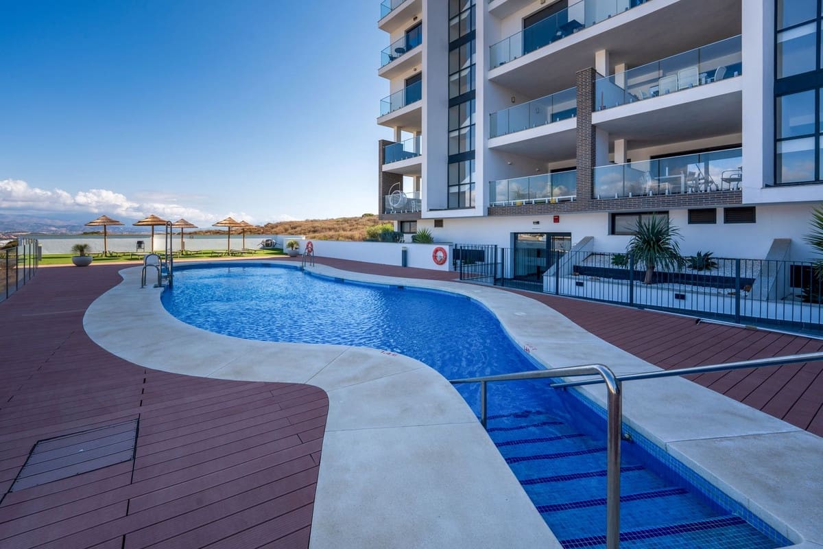 2 soveværelse Lejlighed til salg i La Duquesa / Puerto de la Duquesa med swimmingpool garage - € 359.000 (Ref: 9254056)