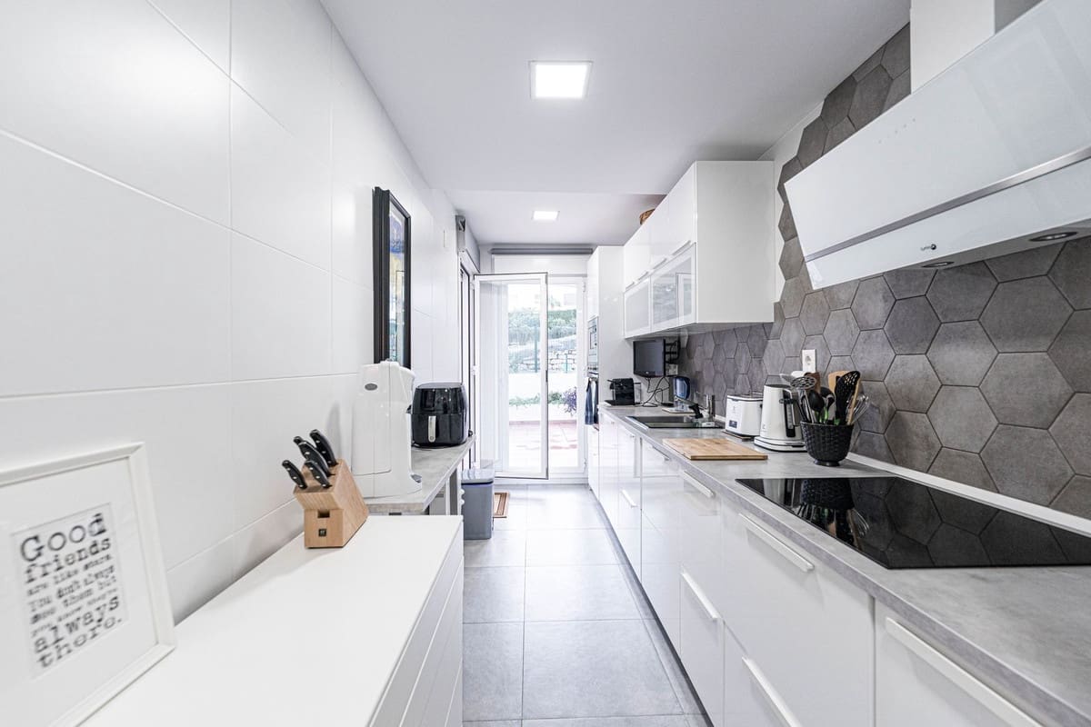 2 soverom Leilighet til salgs i La Duquesa / Puerto de la Duquesa med svømmebasseng - € 315 000 (Ref: 9357692)