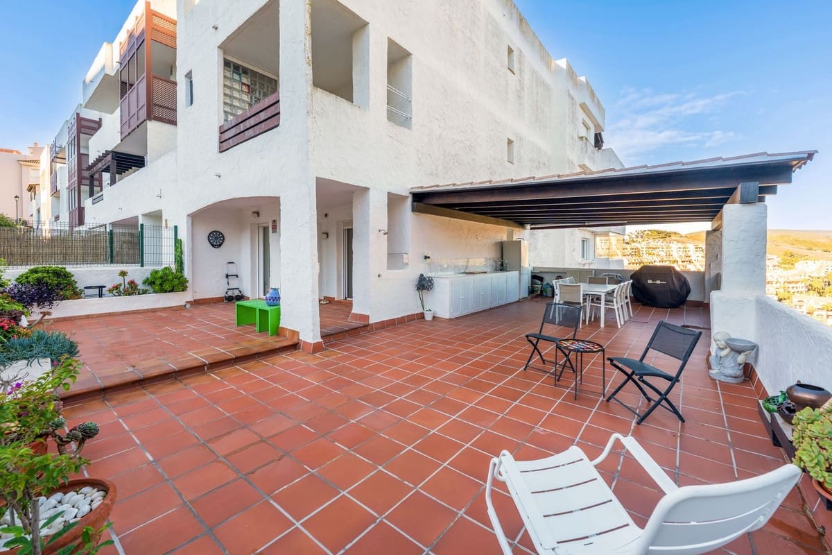 2 soverom Leilighet til salgs i La Duquesa / Puerto de la Duquesa med svømmebasseng - € 315 000 (Ref: 9357692)