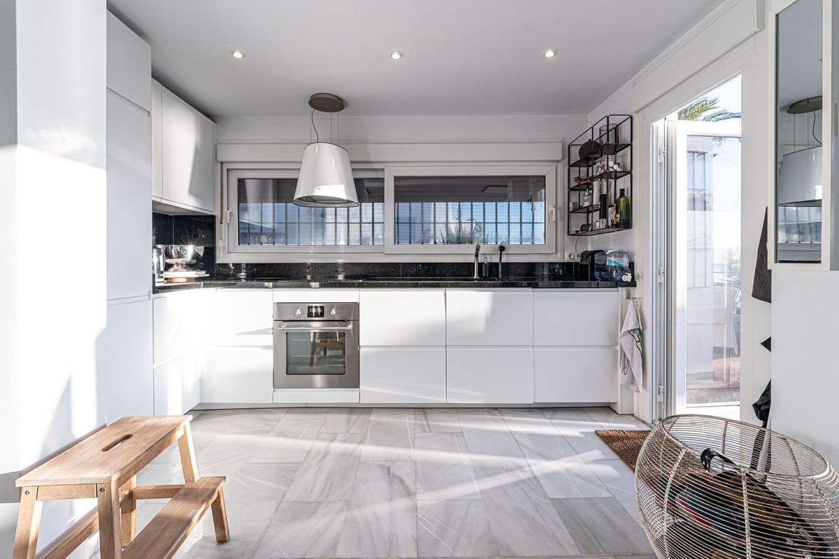 2 bedroom Townhouse for sale in La Duquesa / Puerto de la Duquesa with pool - € 569,000 (Ref: 9406988)