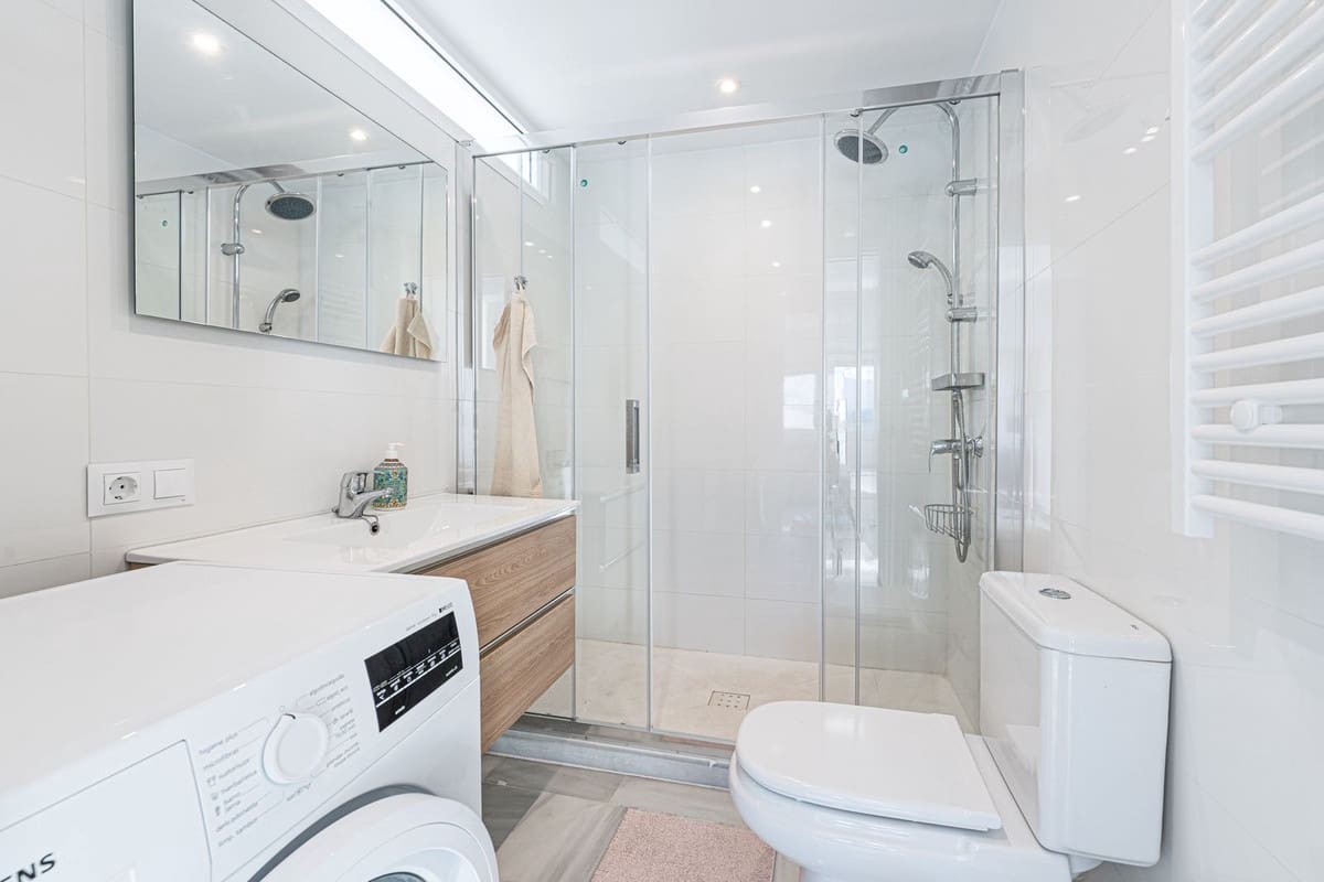 2 bedroom Townhouse for sale in La Duquesa / Puerto de la Duquesa with pool - € 569,000 (Ref: 9406988)