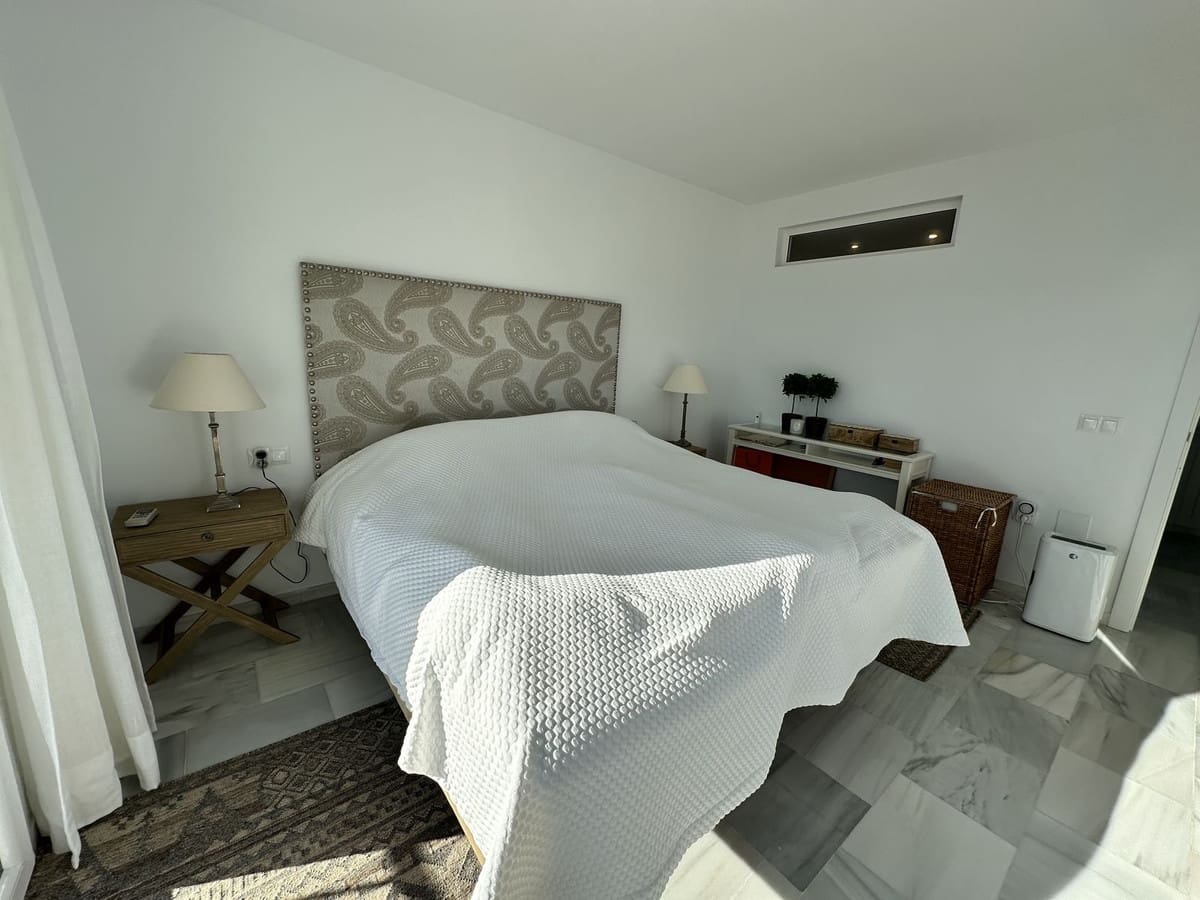 2 bedroom Townhouse for sale in La Duquesa / Puerto de la Duquesa with pool - € 569,000 (Ref: 9406988)