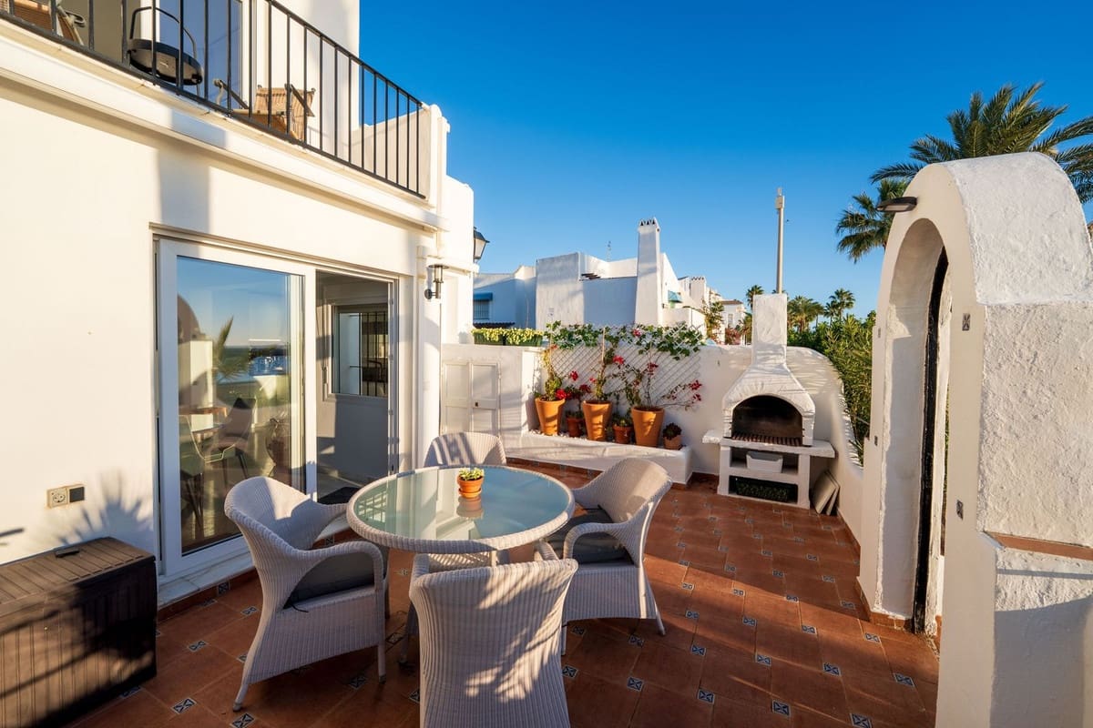 2 bedroom Townhouse for sale in La Duquesa / Puerto de la Duquesa with pool - € 569,000 (Ref: 9406988)