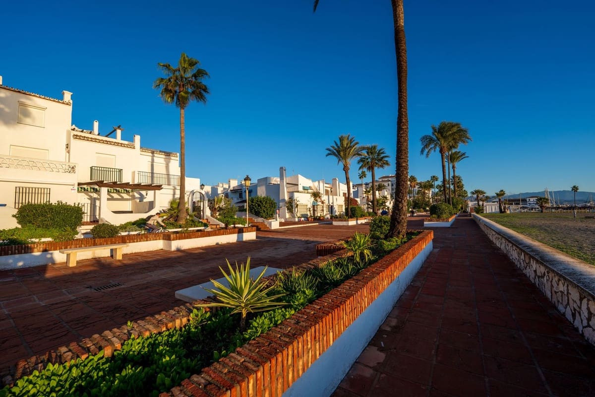 2 bedroom Townhouse for sale in La Duquesa / Puerto de la Duquesa with pool - € 569,000 (Ref: 9406988)