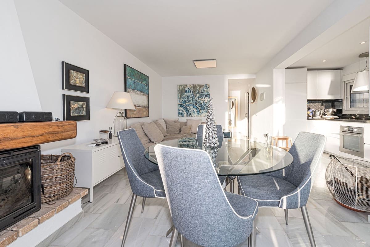 2 bedroom Townhouse for sale in La Duquesa / Puerto de la Duquesa with pool - € 569,000 (Ref: 9406988)