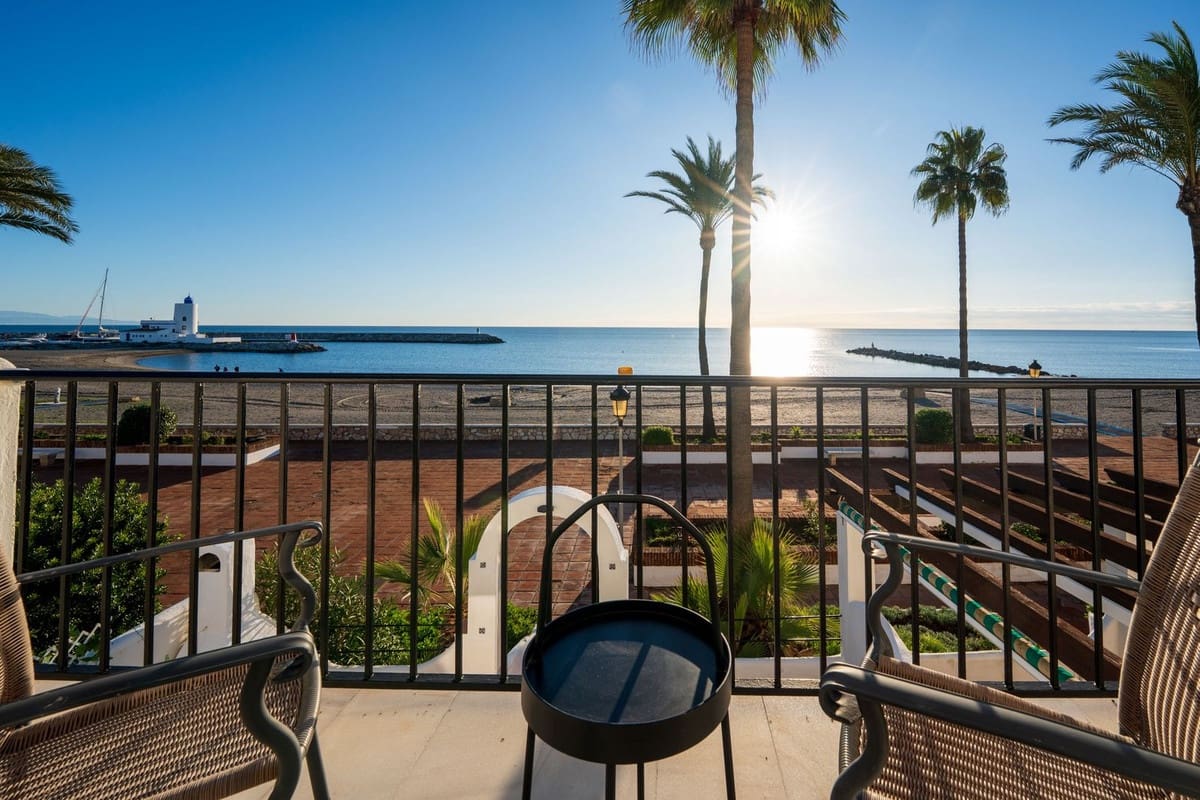 2 bedroom Townhouse for sale in La Duquesa / Puerto de la Duquesa with pool - € 569,000 (Ref: 9406988)