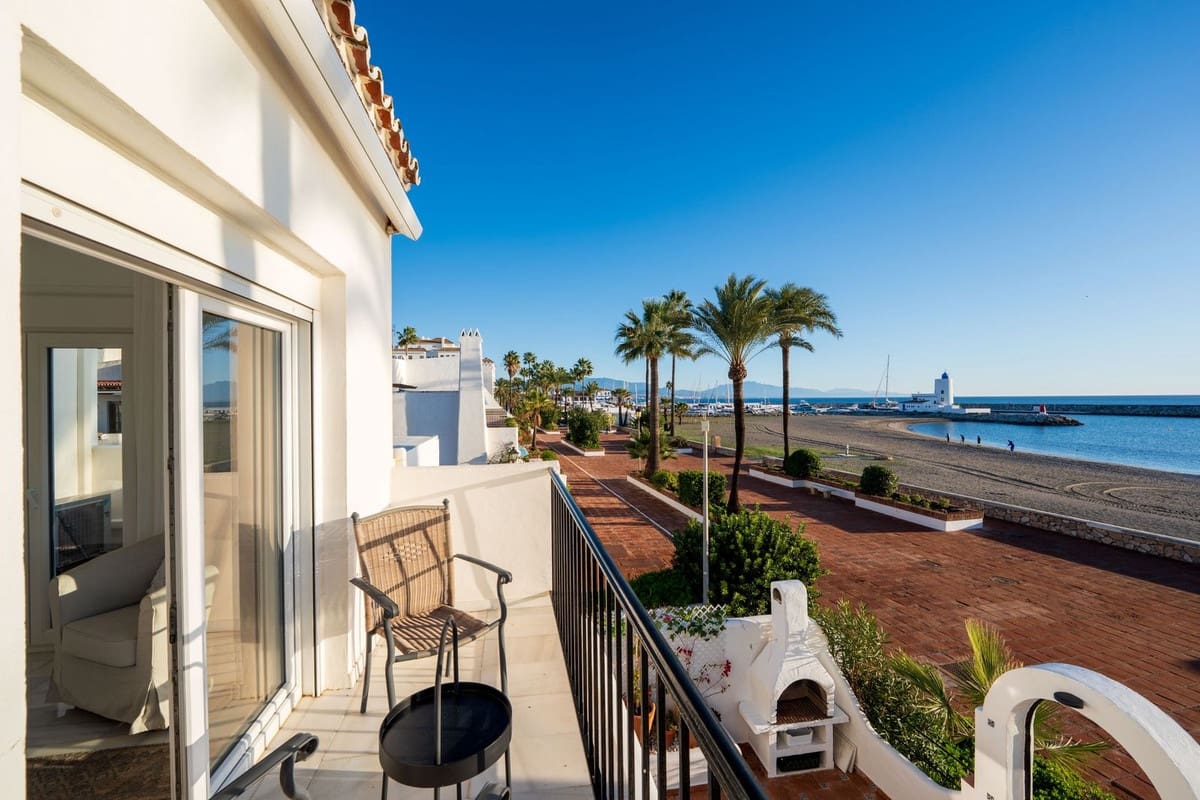 2 bedroom Townhouse for sale in La Duquesa / Puerto de la Duquesa with pool - € 569,000 (Ref: 9406988)