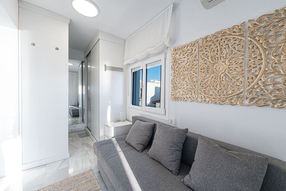 2 bedroom Townhouse for sale in La Duquesa / Puerto de la Duquesa with pool - € 569,000 (Ref: 9406988)