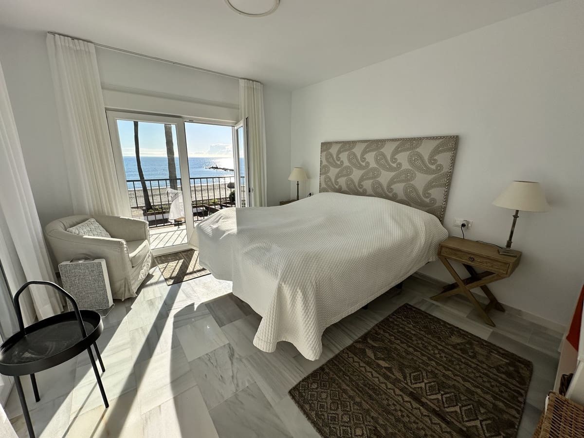 2 bedroom Townhouse for sale in La Duquesa / Puerto de la Duquesa with pool - € 569,000 (Ref: 9406988)