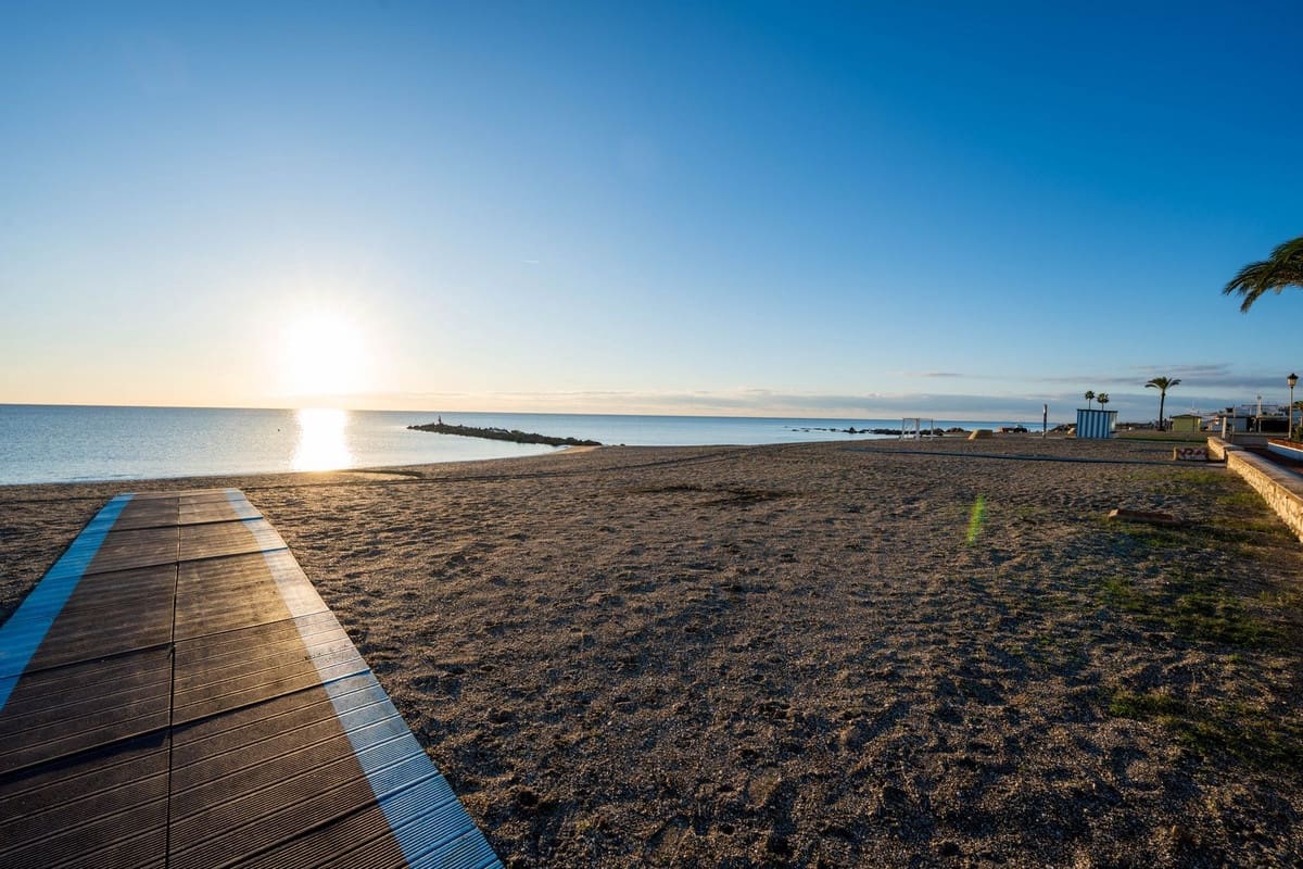 2 bedroom Townhouse for sale in La Duquesa / Puerto de la Duquesa with pool - € 569,000 (Ref: 9406988)