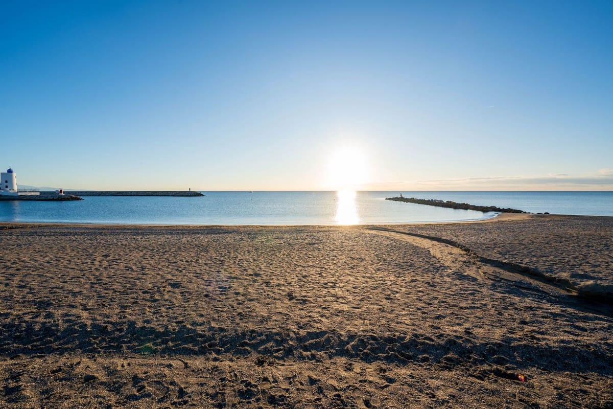 2 bedroom Townhouse for sale in La Duquesa / Puerto de la Duquesa with pool - € 569,000 (Ref: 9406988)