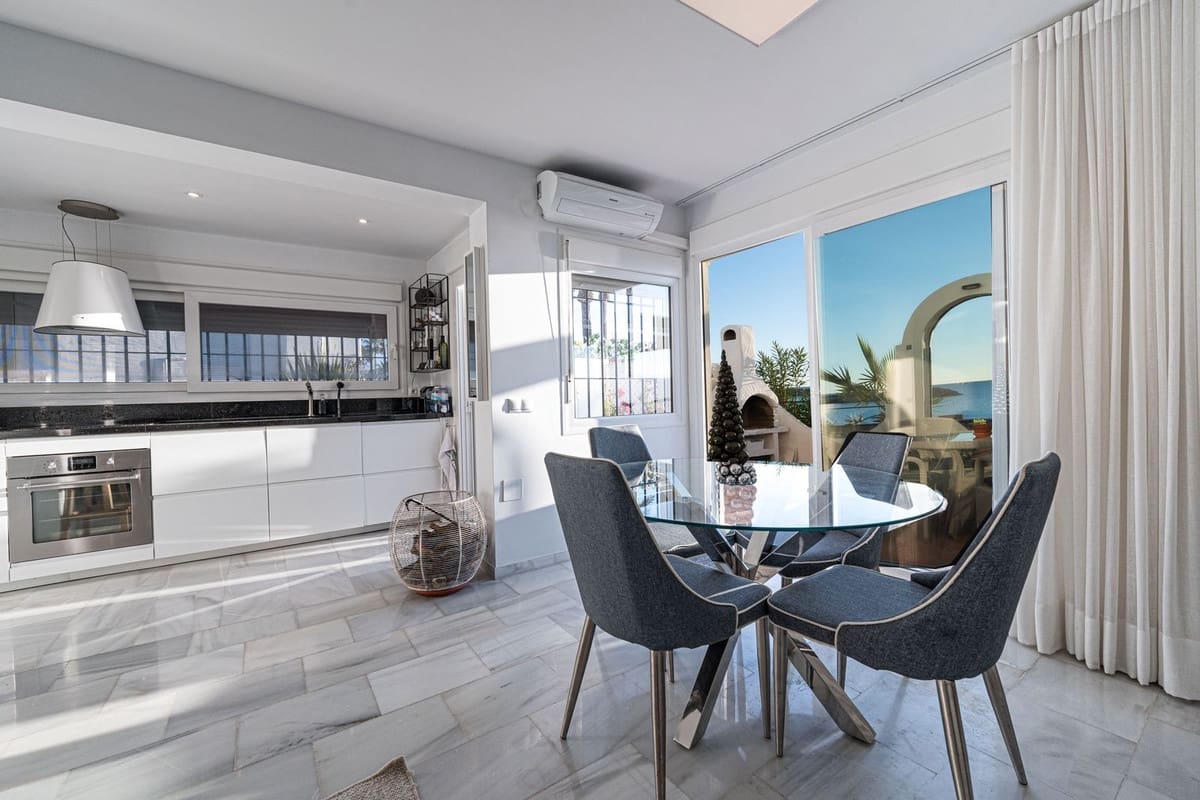 2 bedroom Townhouse for sale in La Duquesa / Puerto de la Duquesa with pool - € 569,000 (Ref: 9406988)