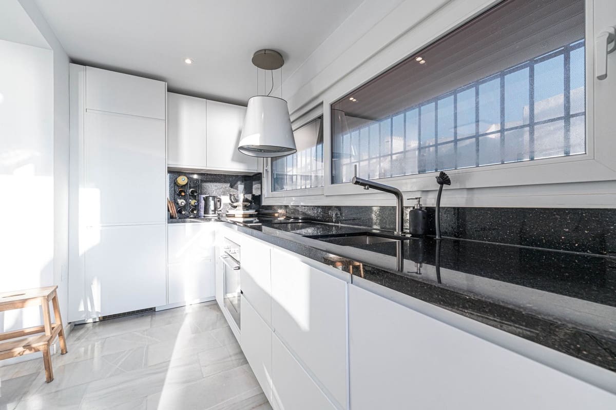 2 bedroom Townhouse for sale in La Duquesa / Puerto de la Duquesa with pool - € 569,000 (Ref: 9406988)