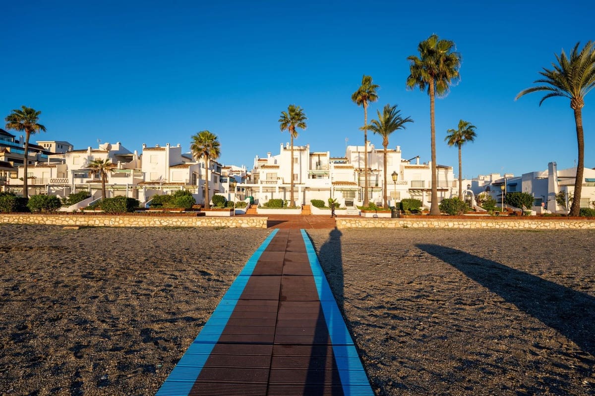 2 bedroom Townhouse for sale in La Duquesa / Puerto de la Duquesa with pool - € 569,000 (Ref: 9406988)